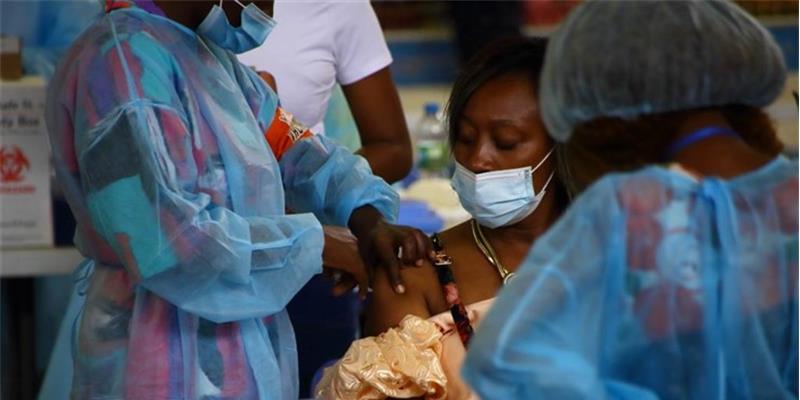 Corrida às vacinas depois do decreto presidencial gera confusão em Luanda