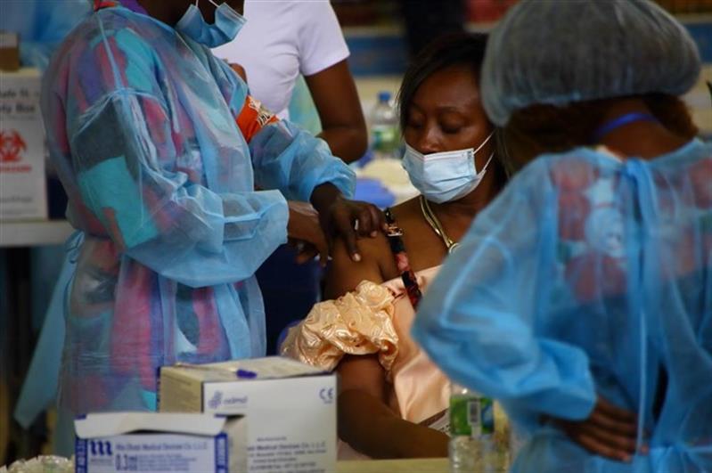 Corrida às vacinas depois do decreto presidencial gera confusão em Luanda