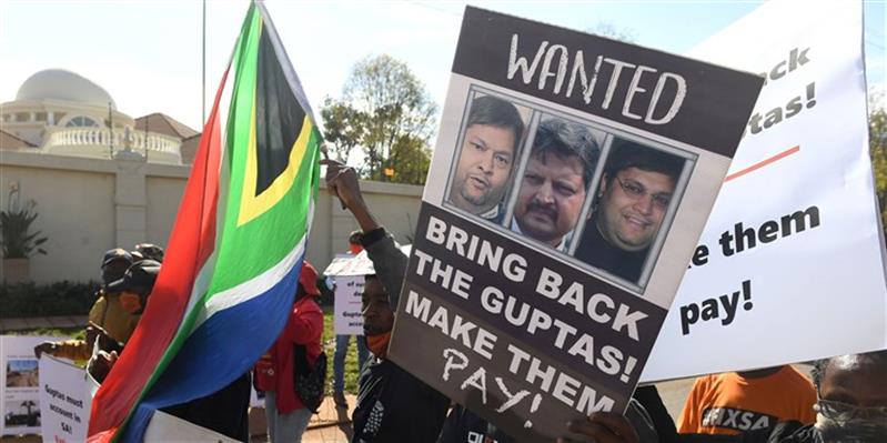 Dois dos irmãos Gupta detidos no Dubai aguardam extradição para África do Sul