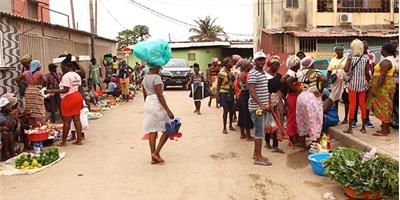 Fiscais continuam a "extorquir" as vendedoras nos mercados de Luanda