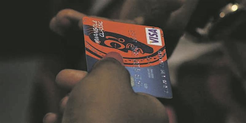 Esquema de cedências de cartões Visa na banca compromete política do BNA