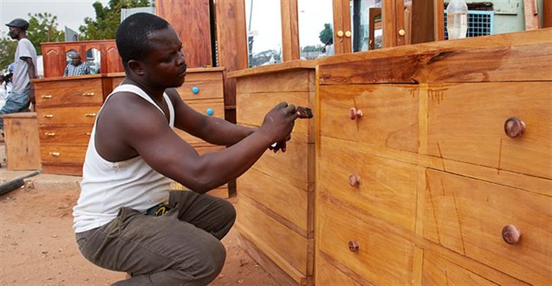 Entreposto aduaneiro faz crescer o negócio da madeira na capital